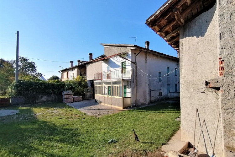 CASA RUSTICA INDIPENDENTE CON AMPIO SCOPERTO