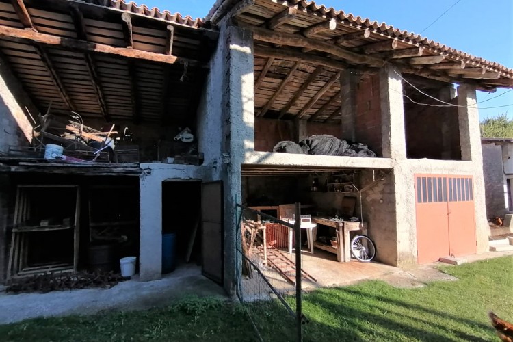 CASA RUSTICA INDIPENDENTE CON AMPIO SCOPERTO