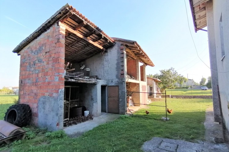 CASA RUSTICA INDIPENDENTE CON AMPIO SCOPERTO