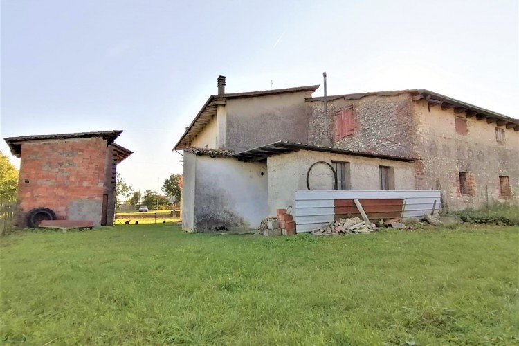 CASA RUSTICA INDIPENDENTE CON AMPIO SCOPERTO