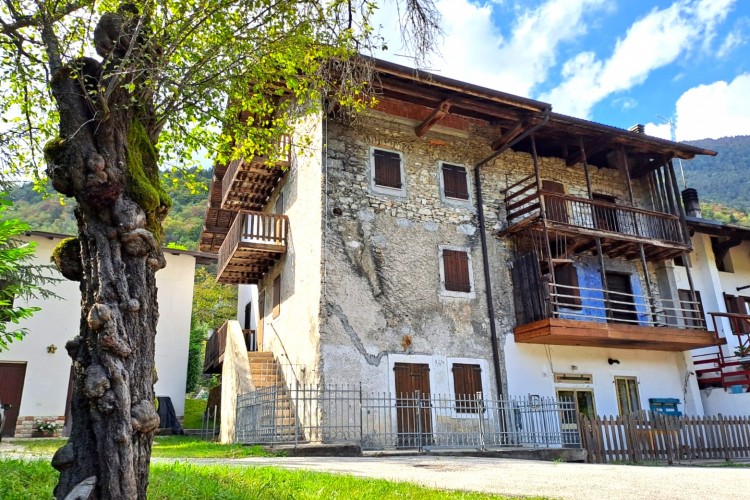 CASA RUSTICA CON SPLENDIDA VISTA A FASTRO