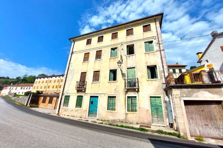 PORZIONE DI FABBRICATO TERRA-CIELO A FONTANELLE